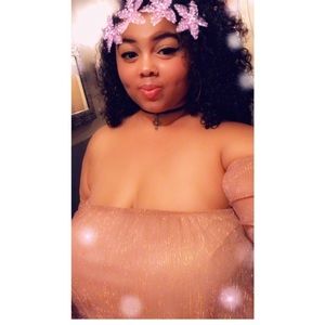 Strapless shimmery crop top, has inner material as if bra.